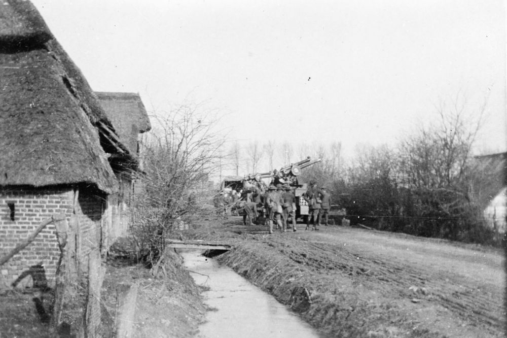 New Zealand anti-aircraft guns in action in the Armentières Sector, April 1916.